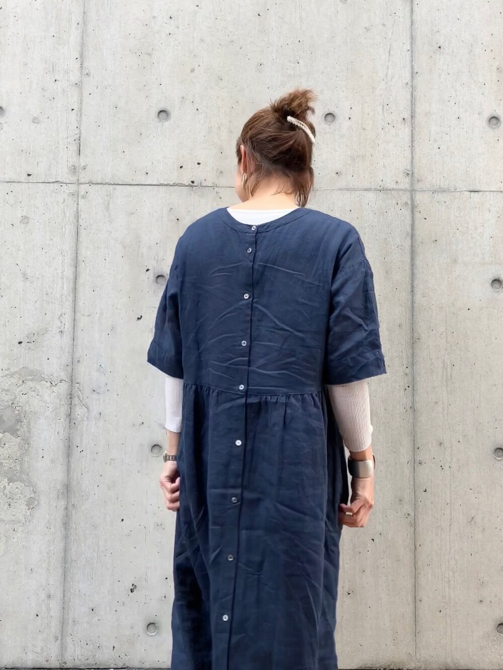 ホワイト系のトートバッグ、レッド系のパンプス、ブルー系のワンピース/ドレスを着用したレディースの冬コーディネートの4枚目の写真