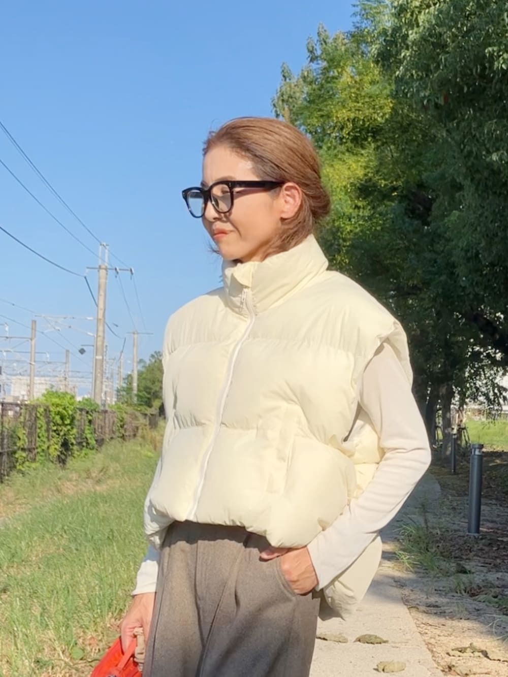 「大人カジュアル、ダウンベスト、ショート丈、uleula、サコッシュ、Topologie、40代ファッション、アラフィフ、めがね、GU」｜「ULEULAのアイテム（ジャケット/アウター、ブラック系）」を使った、まゆみんさん（レディース・160cm）の秋コーディネートの2枚目の写真
