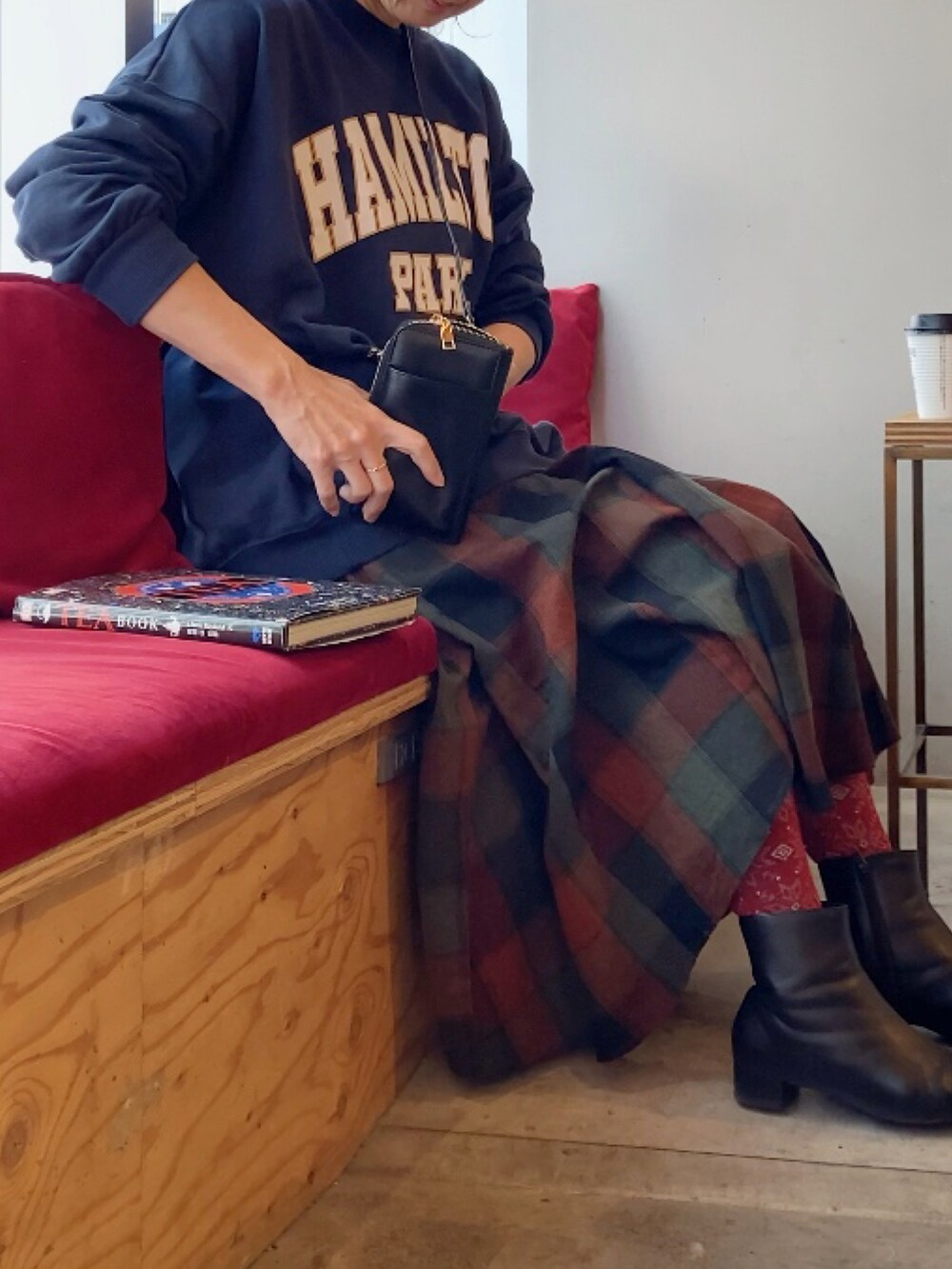 ブラック系のボディバッグ/ウエストポーチ、ブルー系のスウェット、オレンジ系のスカートを着用したレディースの冬コーディネートの5枚目の写真