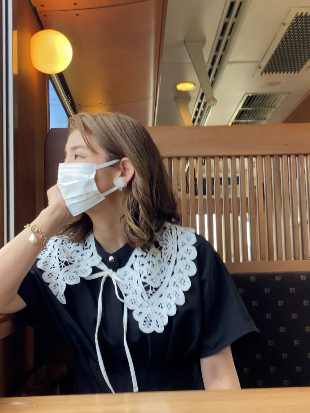 ブラック系のワンピース、ブラック系のかごバッグ、ブラック系のサンダルを着用したレディースの夏コーディネートの3枚目の写真