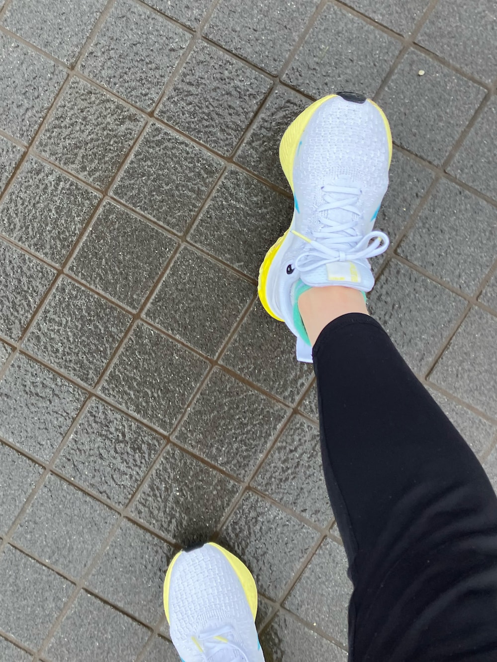 グレー系のブルゾン、ブラック系のその他パンツ、ホワイト系のスニーカーを着用したレディースの春コーディネートの4枚目の写真