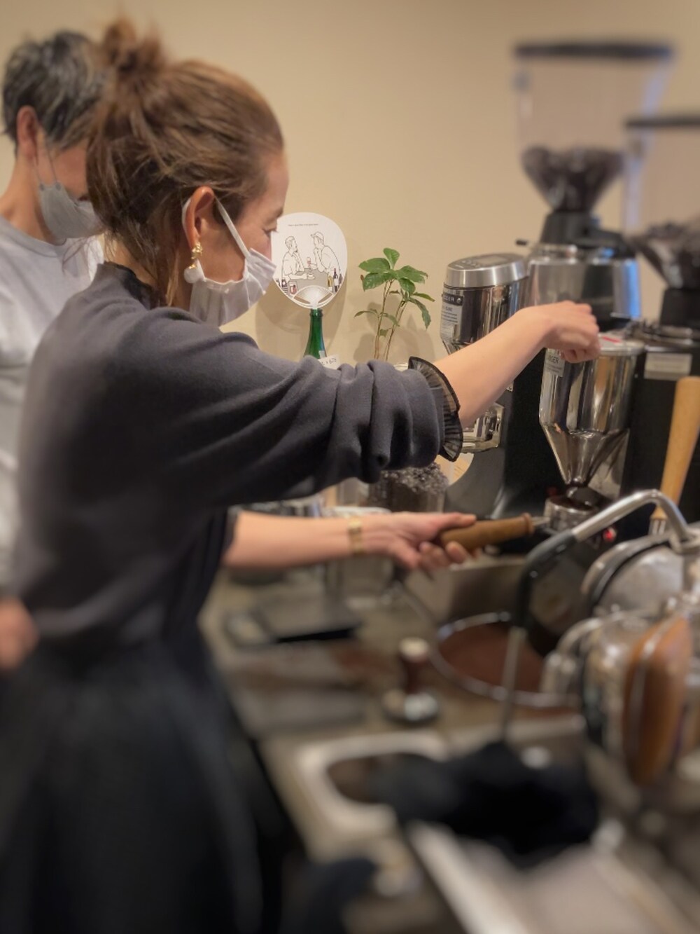 ブラック系のブルゾン、グレー系のニット/セーター、ブラック系のスカートを着用したレディースの冬コーディネートの3枚目の写真