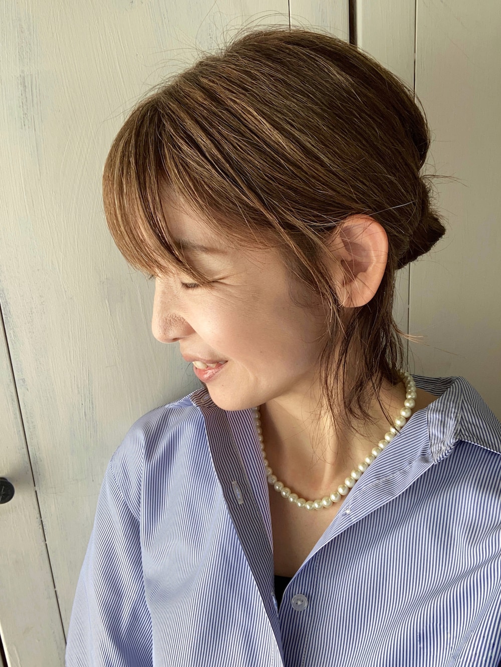 ブルー系のその他トップス、ブルー系のデニムパンツ、ブルー系のシューズを着用したレディースの春コーディネートの3枚目の写真