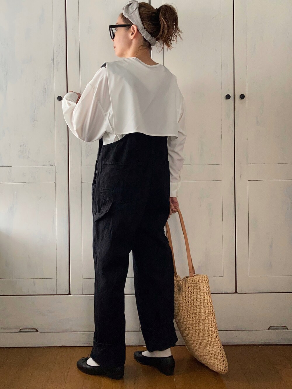 「SOMETHING、サムシング、サロペット、オーバーオール、黒、モノトーンコーデ、ビッグカラー、襟付きトップス、apretro、ZARA、かごバッグ、バレエシューズ、ガーリーラウンジ、めがね、ヘアバンド」｜「ap retroのバックプリーツバンドカラーシャツ　襟付き（シャツ/ブラウス、ホワイト系）」を使った、まゆみんさん（レディース・160cm）の春コーディネートの3枚目の写真
