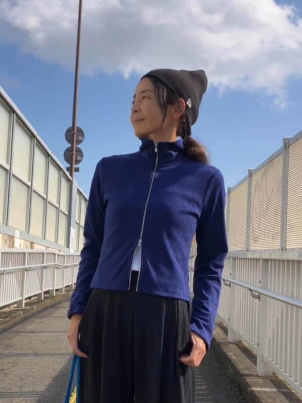 ブラック系のニットキャップ/ビーニーを着用したレディースの秋コーディネートの2枚目の写真