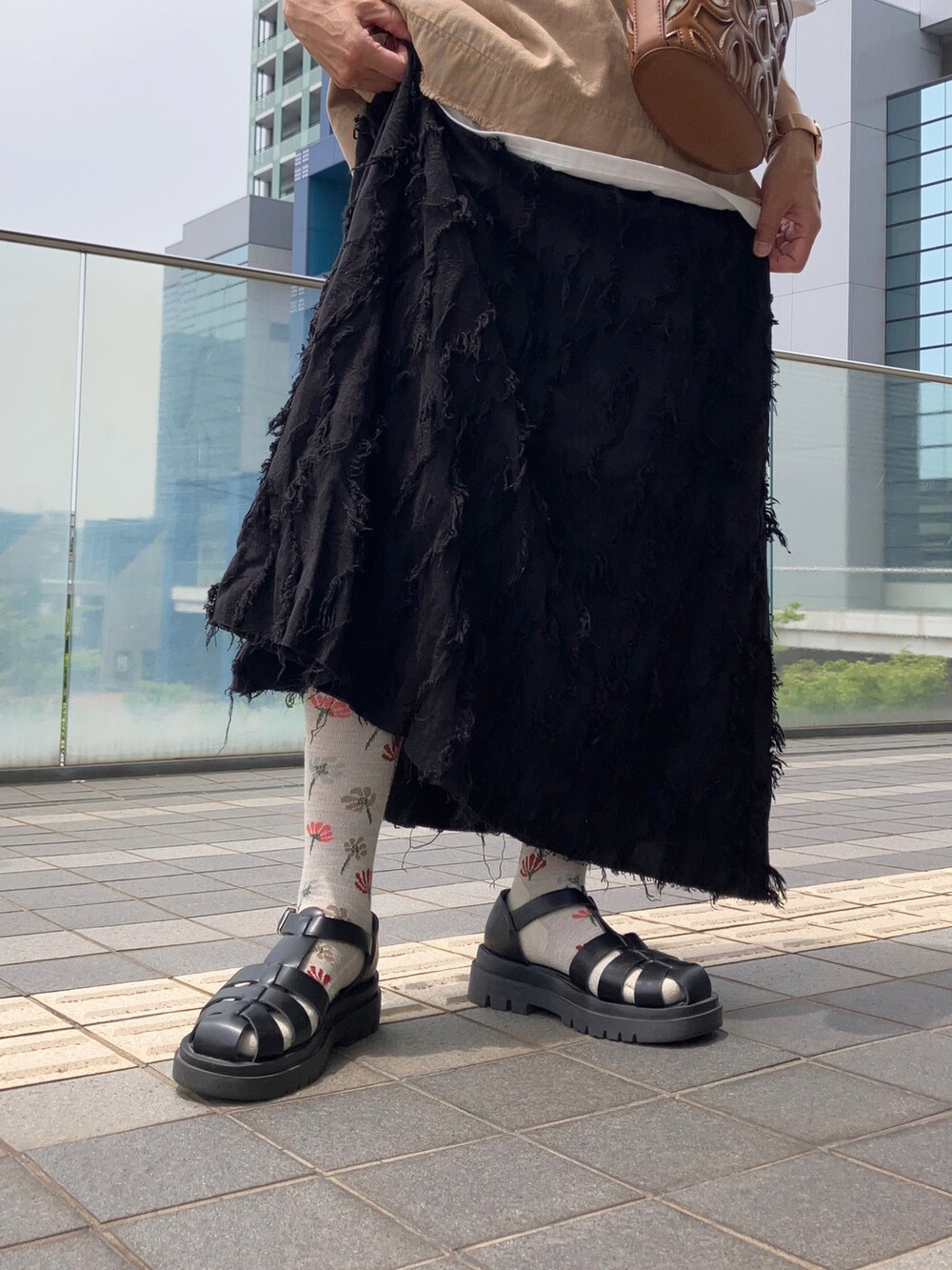 「大人カジュアル、apretro、ベスト、Tシャツ、ロングスカート、柄ソックス、Sockwell、着圧ソックス、40代ファッション、アラフィフ」｜「ap retroのディープVネックポケット付きベスト（ベスト、ベージュ系）」を使った、まゆみんさん（レディース・160cm）の春コーディネートの3枚目の写真