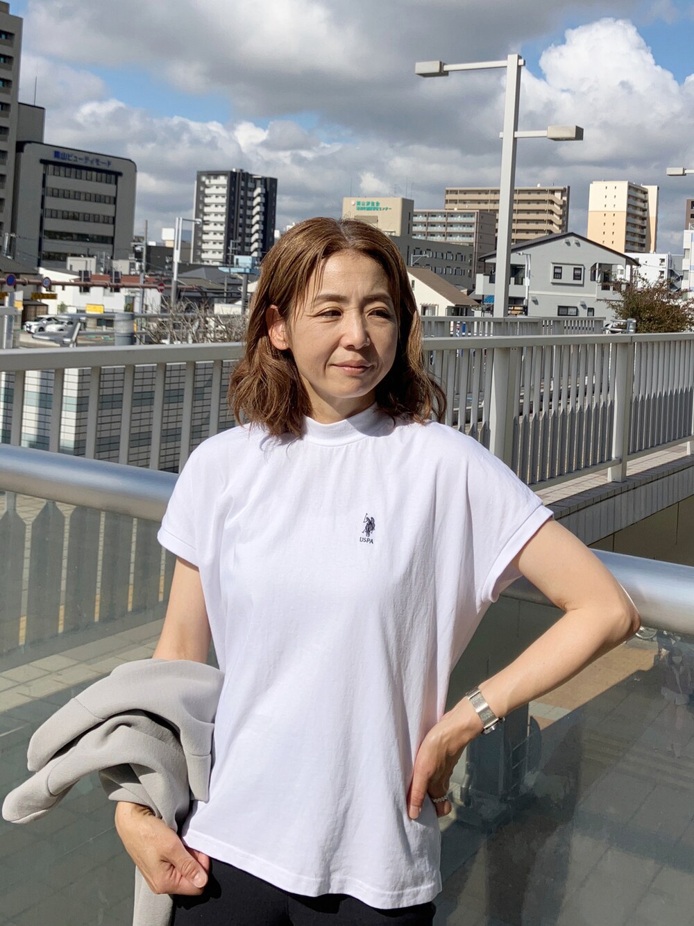 ホワイト系のTシャツ/カットソー、グレー系のカーディガン/ボレロ、ブラック系のパンツを着用したレディースの春コーディネートの3枚目の写真