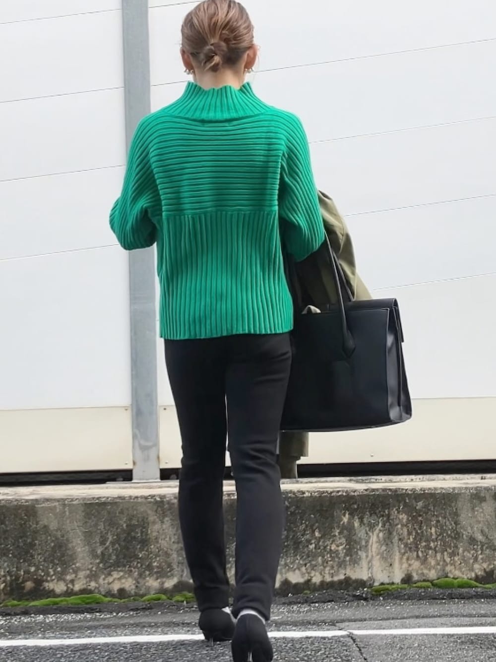 ブラック系のパンツ、ブラック系のスーツセット、グリーン系のステンカラーコートを着用したレディースの冬コーディネートの2枚目の写真