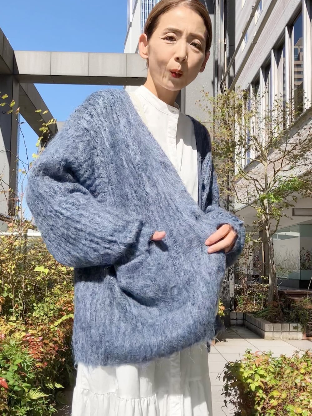 「WEGO、WEGOコーデ、カーディガン、Sockwell、着圧ソックス、ara、スニーカー、ドイツ、rickers、スマホショルダー、40代ファッション、アラフィフ」｜「WEGOのWEGO/【23年秋冬新作】ブラッシュニットビッグカーディガン（カーディガン/ボレロ、ブルー系）」を使った、まゆみんさん（レディース・160cm）の秋コーディネートの3枚目の写真