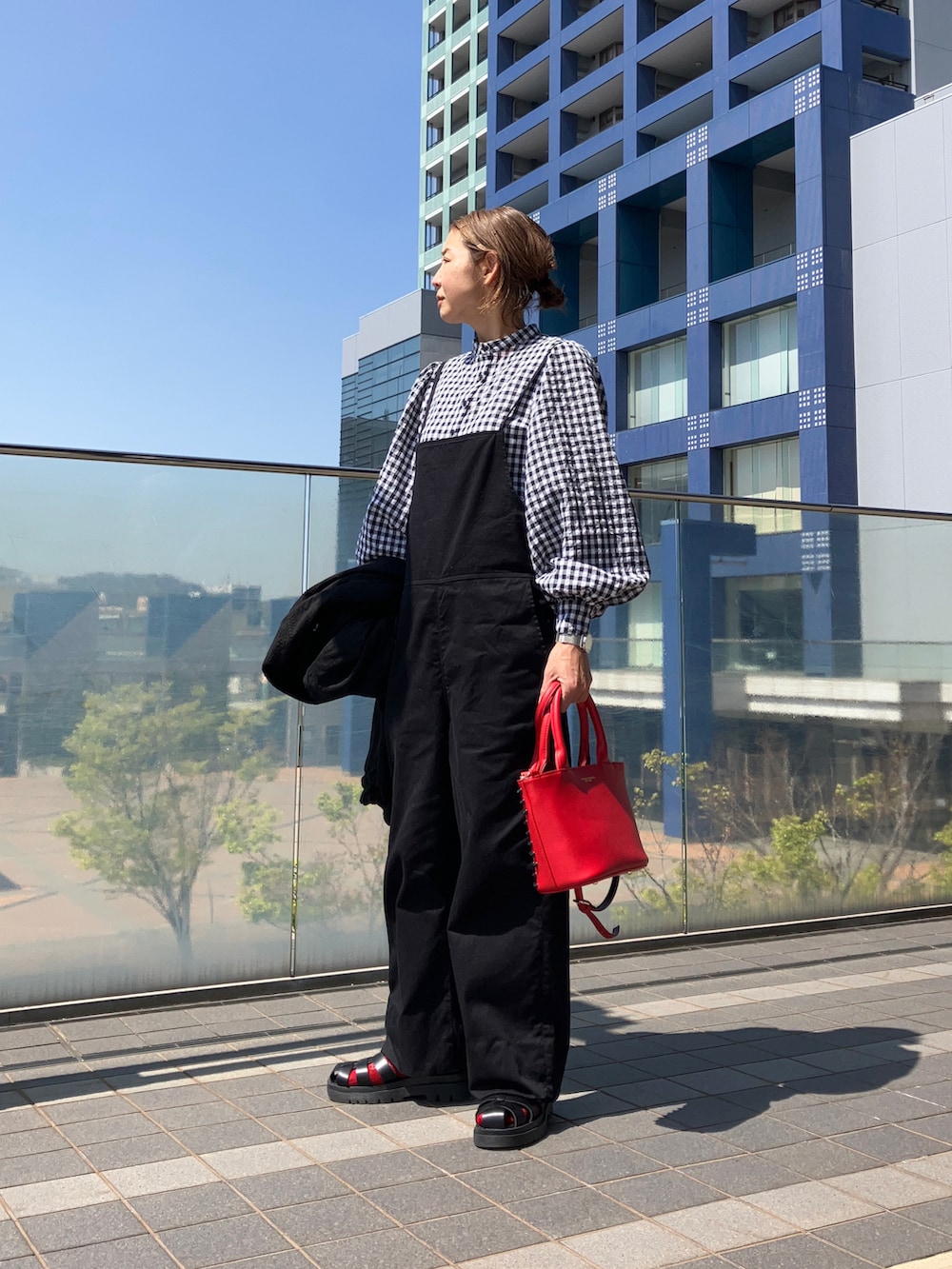 ブラック系のサロペット/オーバーオール、ブラック系のジャケット/アウター、ブラック系のシャツ/ブラウスを着用したレディースの春コーディネートの4枚目の写真