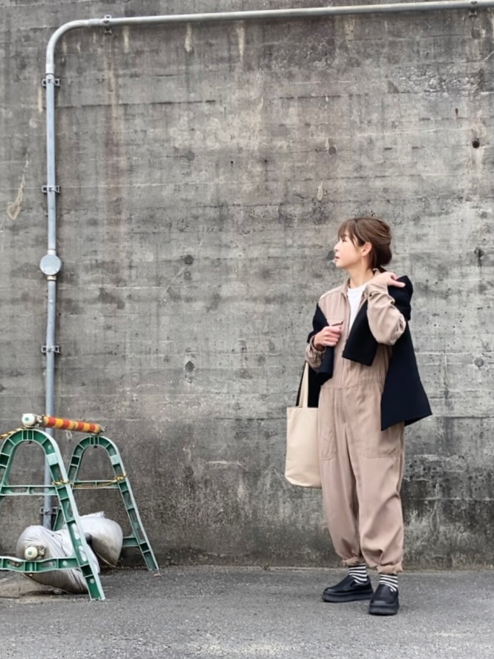 「つなぎ、オールインワン、back number、厚底シューズ、crie conforto、ボーダー、リバーコート、ショート丈、休日コーデ、大人カジュアル、散歩」｜「BACK NUMBERの【BACK NUMBER】ジャンプスーツ（つなぎ/オールインワン、ベージュ系）」を使った、まゆみんさん（レディース・160cm）の春コーディネートの3枚目の写真