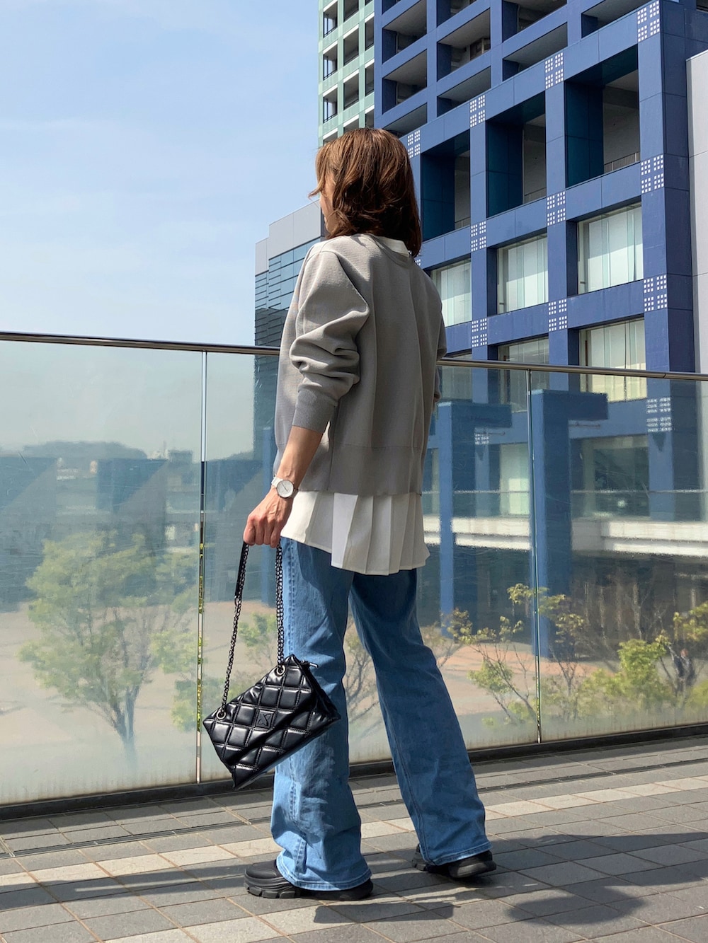 「大人カジュアル、白シャツ、apretro、EDWIN、フレアパンツ、フレアデニム、40代ファッション」｜「ap retroのバックプリーツバンドカラーシャツ　襟付き（シャツ/ブラウス、ホワイト系）」を使った、まゆみんさん（レディース・160cm）の春コーディネートの2枚目の写真