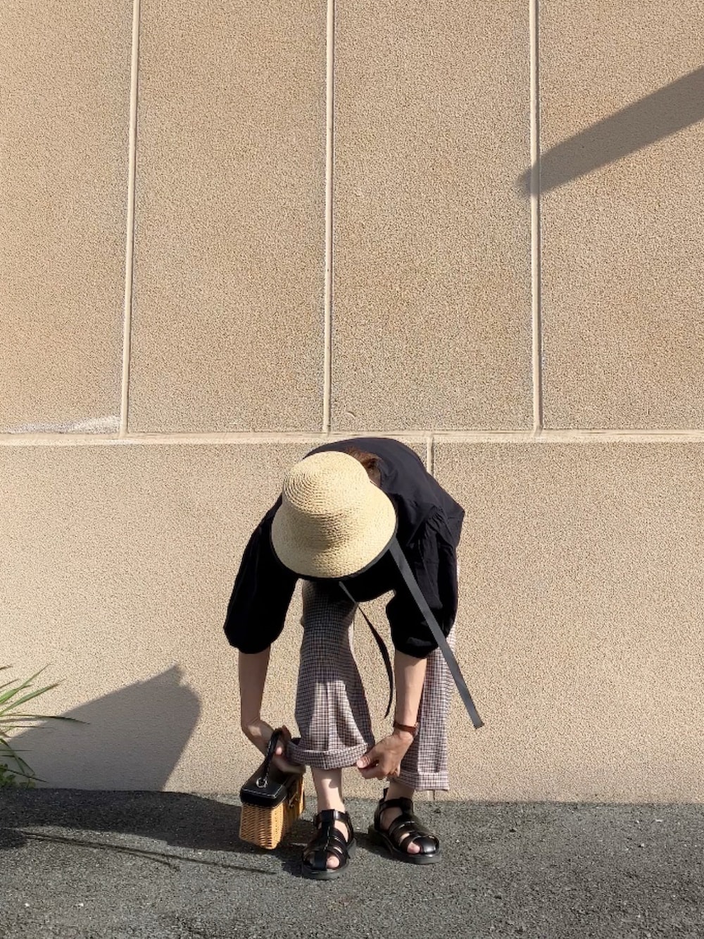 ブラウン系のスーツセット、ブラック系のシャツ/ブラウス、ブラック系のサンダルを着用したレディースの春コーディネートの5枚目の写真