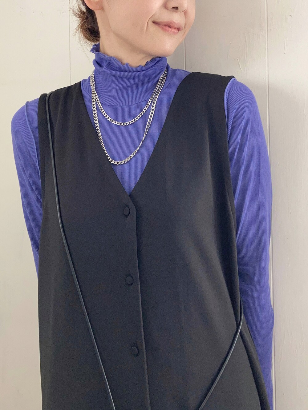 ブラック系のジャンパースカート、ブラック系のショルダーバッグ、ブラック系のブーツを着用したレディースの夏コーディネートの3枚目の写真