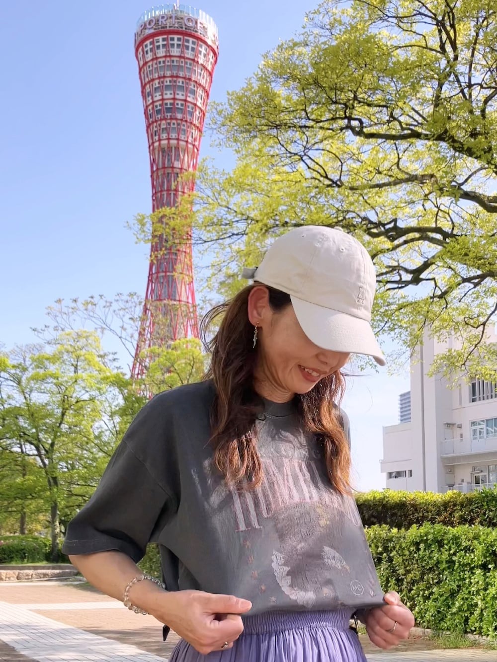 その他のTシャツ/カットソー、グレー系のスカート、ホワイト系のスニーカーを着用したレディースの春コーディネートの2枚目の写真