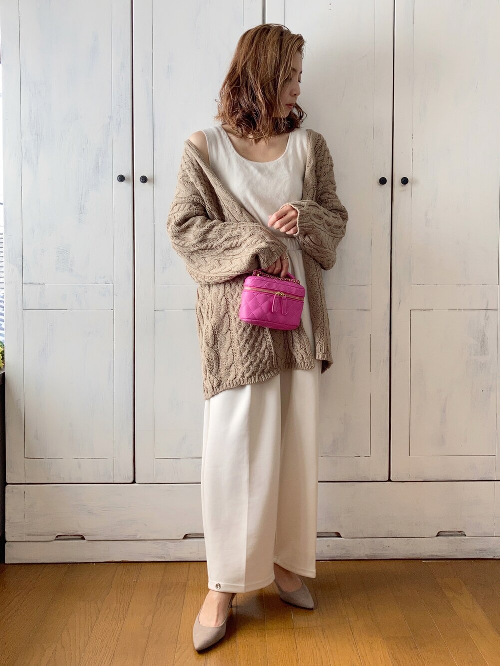 ベージュ系のカーディガン/ボレロ、ホワイト系のその他パンツ、ピンク系のショルダーバッグを着用したレディースの秋コーディネートの2枚目の写真