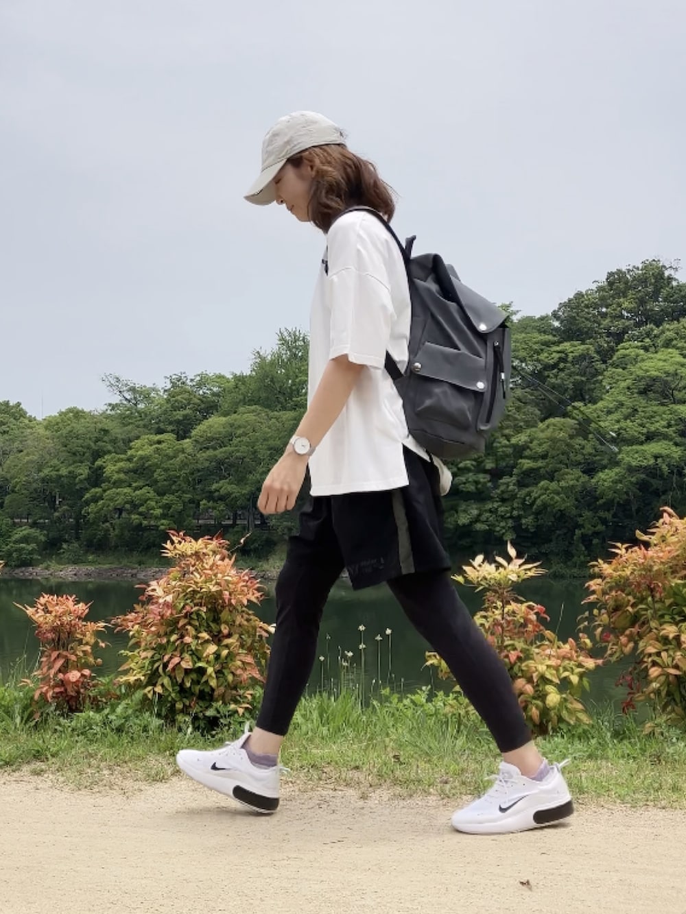 ホワイト系のTシャツ/カットソー、ブラック系のその他パンツ、ホワイト系のスニーカーを着用したレディースの夏コーディネートの2枚目の写真