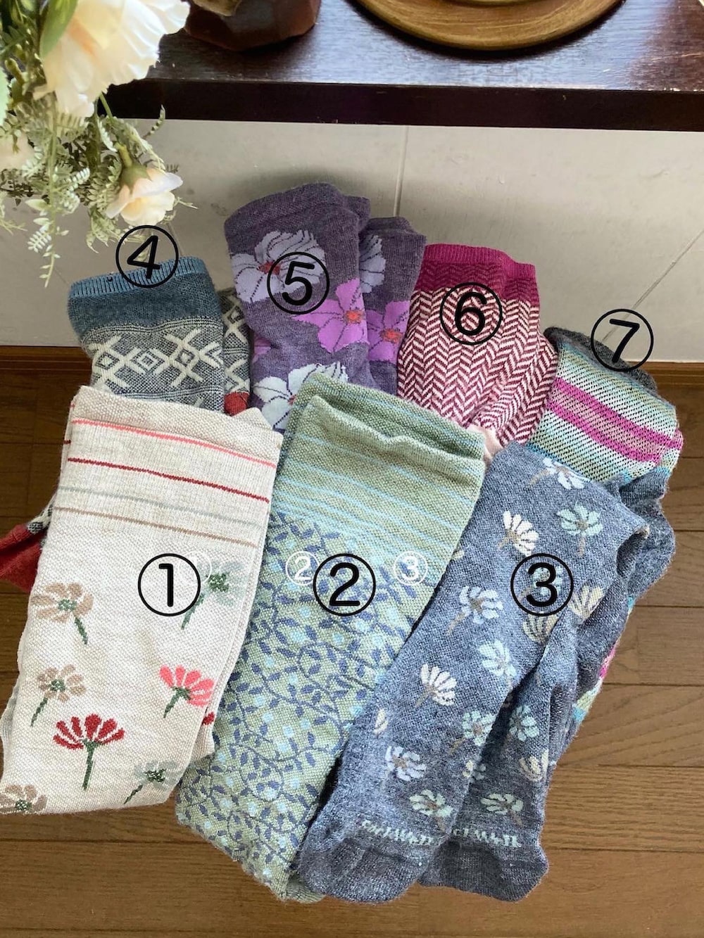 ブラウン系のブーツ、ブラウン系のスカート、ブルー系のニット/セーターを着用したレディースの秋コーディネートの4枚目の写真