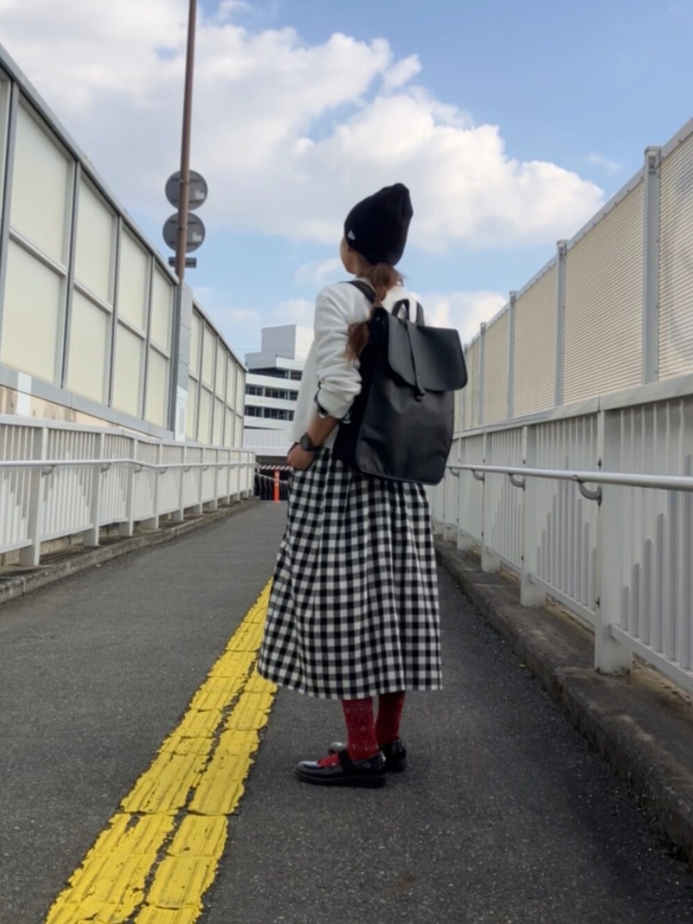 ブラック系のニットキャップ/ビーニーを着用したレディースの秋コーディネートの2枚目の写真