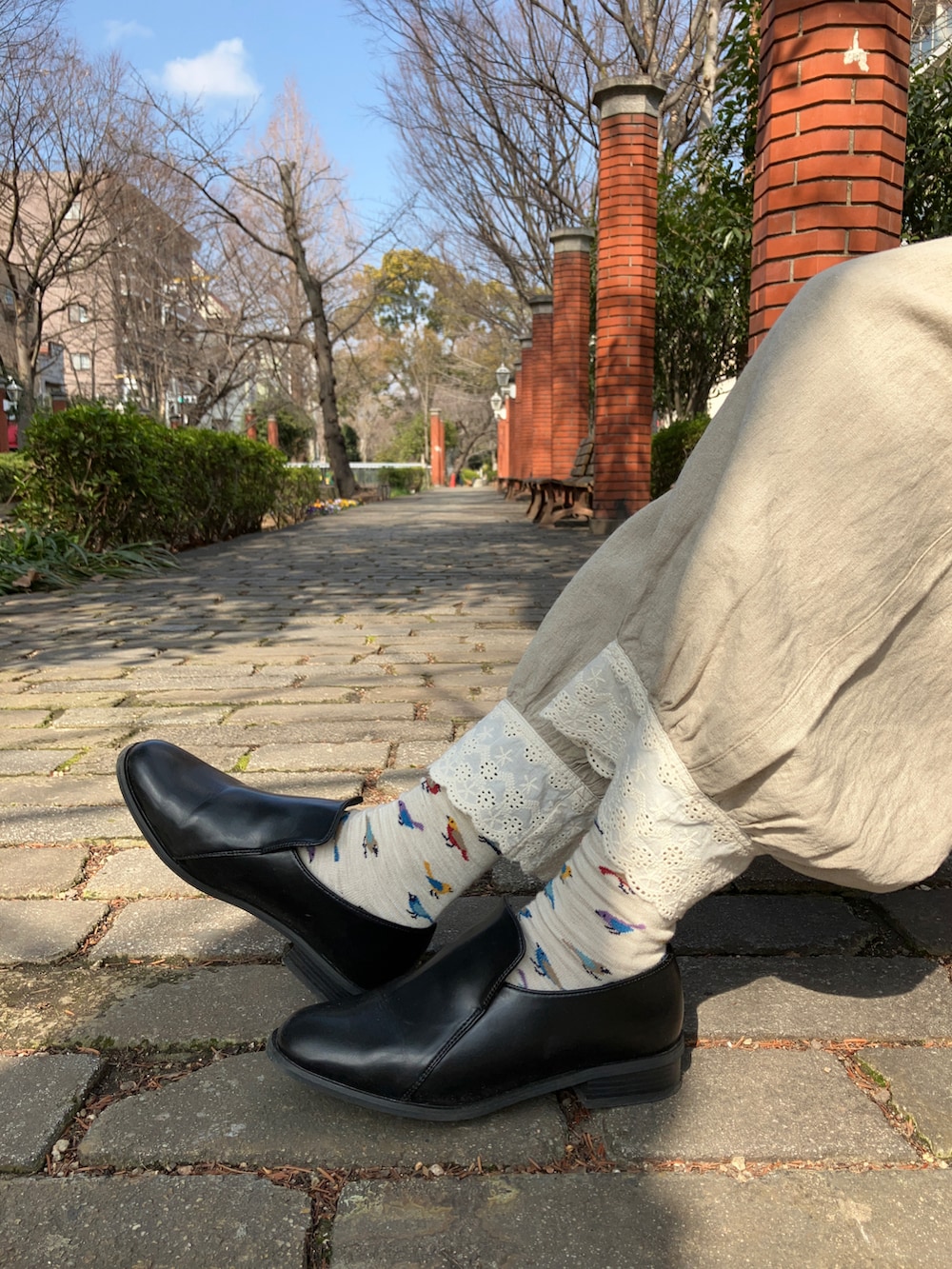 ベージュ系のベスト、ベージュ系のパンツ、ホワイト系のシャツ/ブラウスを着用したレディースの冬コーディネートの3枚目の写真