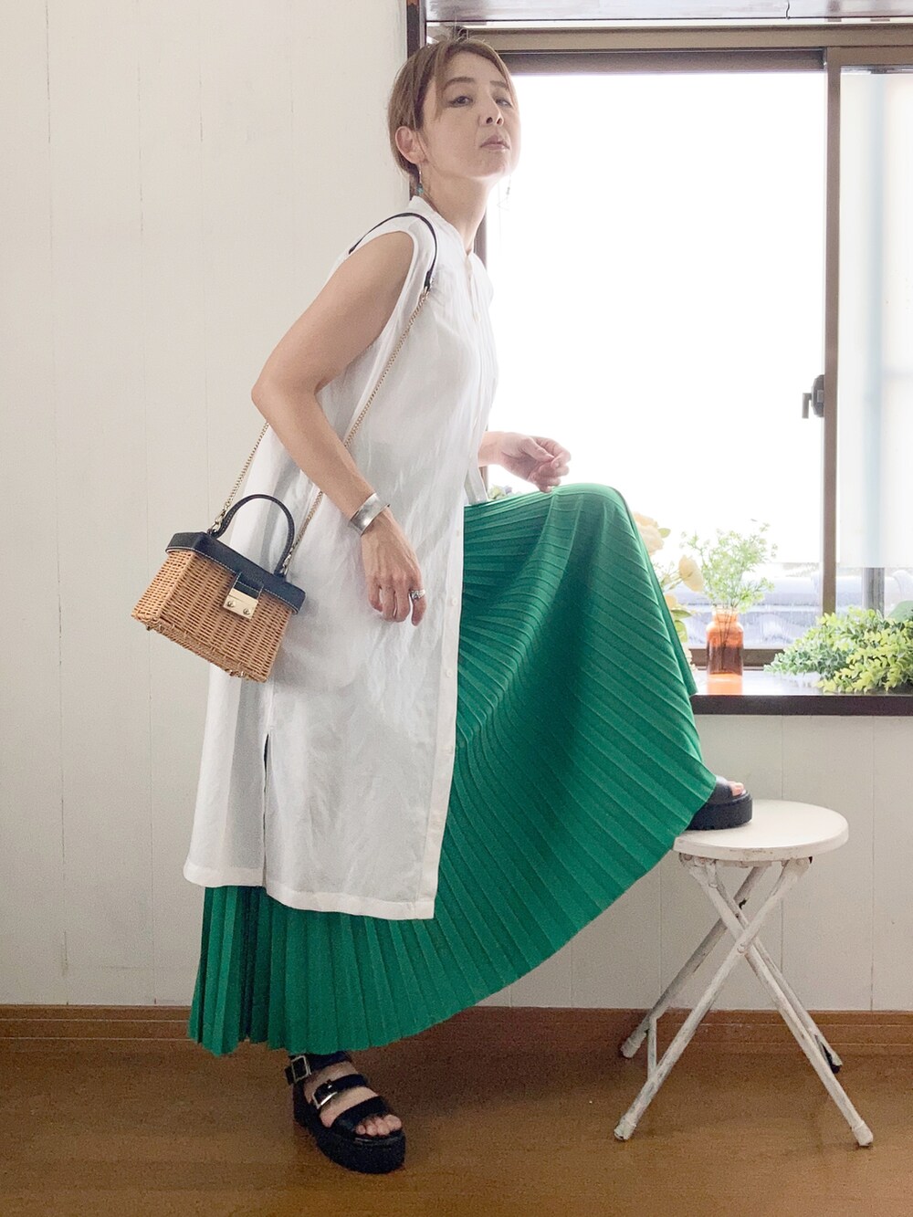 ホワイト系のシャツ/ブラウス、グリーン系のスカート、ブラウン系のかごバッグを着用したレディースの夏コーディネートの3枚目の写真
