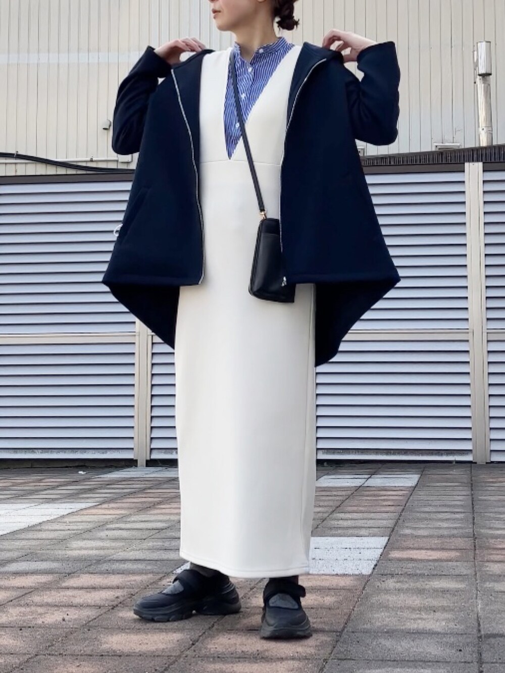 ブルー系のパーカー、ホワイト系のジャンパースカート、ブルー系のシャツ/ブラウスを着用したレディースの春コーディネートの5枚目の写真