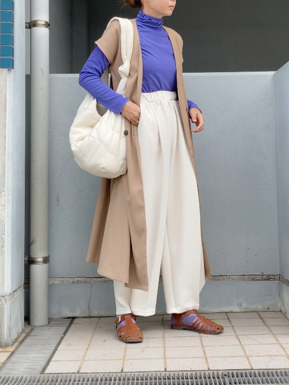 「バルーンパンツ、apretro、白パンツ、ジレ、ECRIRE、キルティングバッグ、LACVERT、ハイネックTシャツ、タートルネック、GU、パープル」｜「ECRIREの【TOMOコラボ】サイドスリットロングジレベスト（ワンピース、ベージュ系）」を使った、まゆみんさん（レディース・160cm）の夏コーディネートの3枚目の写真