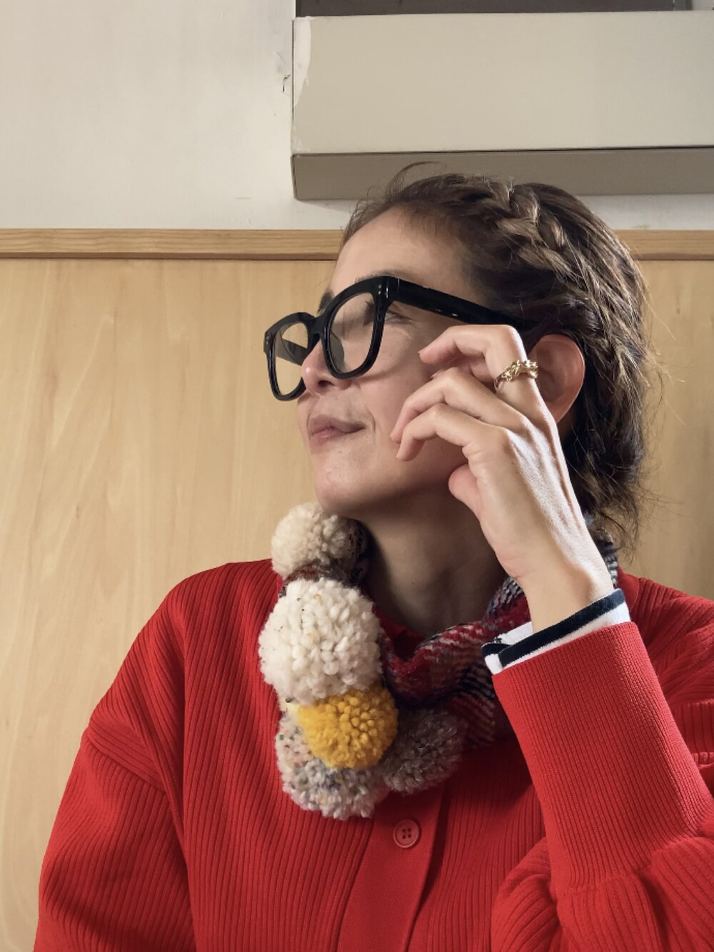 ブラック系のその他アウター、レッド系のカーディガン/ボレロ、ブルー系のデニムパンツを着用したレディースの冬コーディネートの4枚目の写真