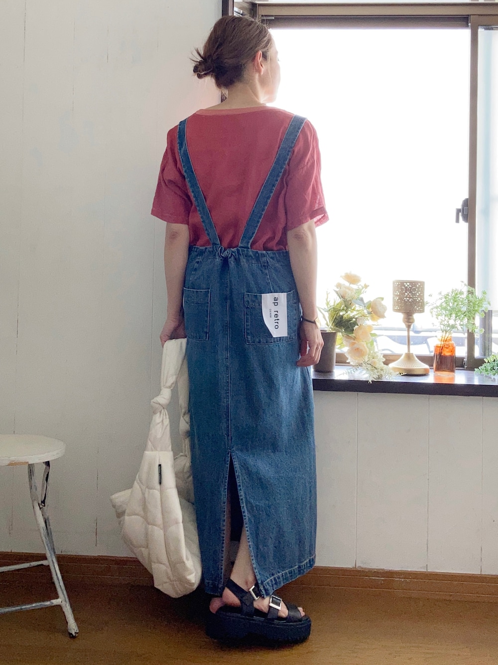 レッド系のトップス、ブルー系のサロペット/オーバーオール、ホワイト系のショルダーバッグを着用したレディースの夏コーディネートの3枚目の写真