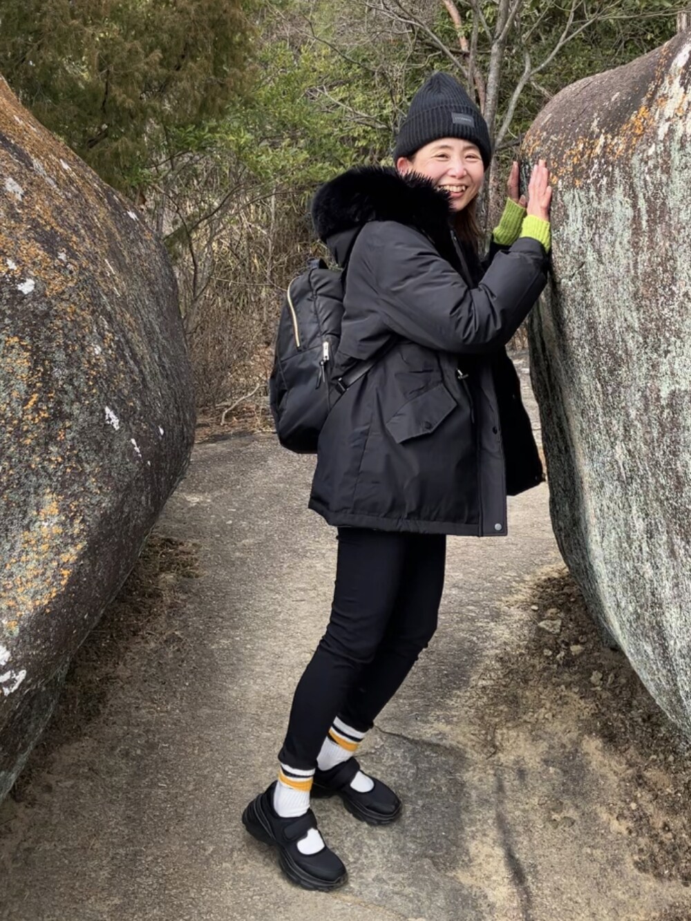 ブラック系のブルゾン、グリーン系のカーディガン/ボレロ、ホワイト系のTシャツ/カットソーを着用したレディースの冬コーディネートの4枚目の写真