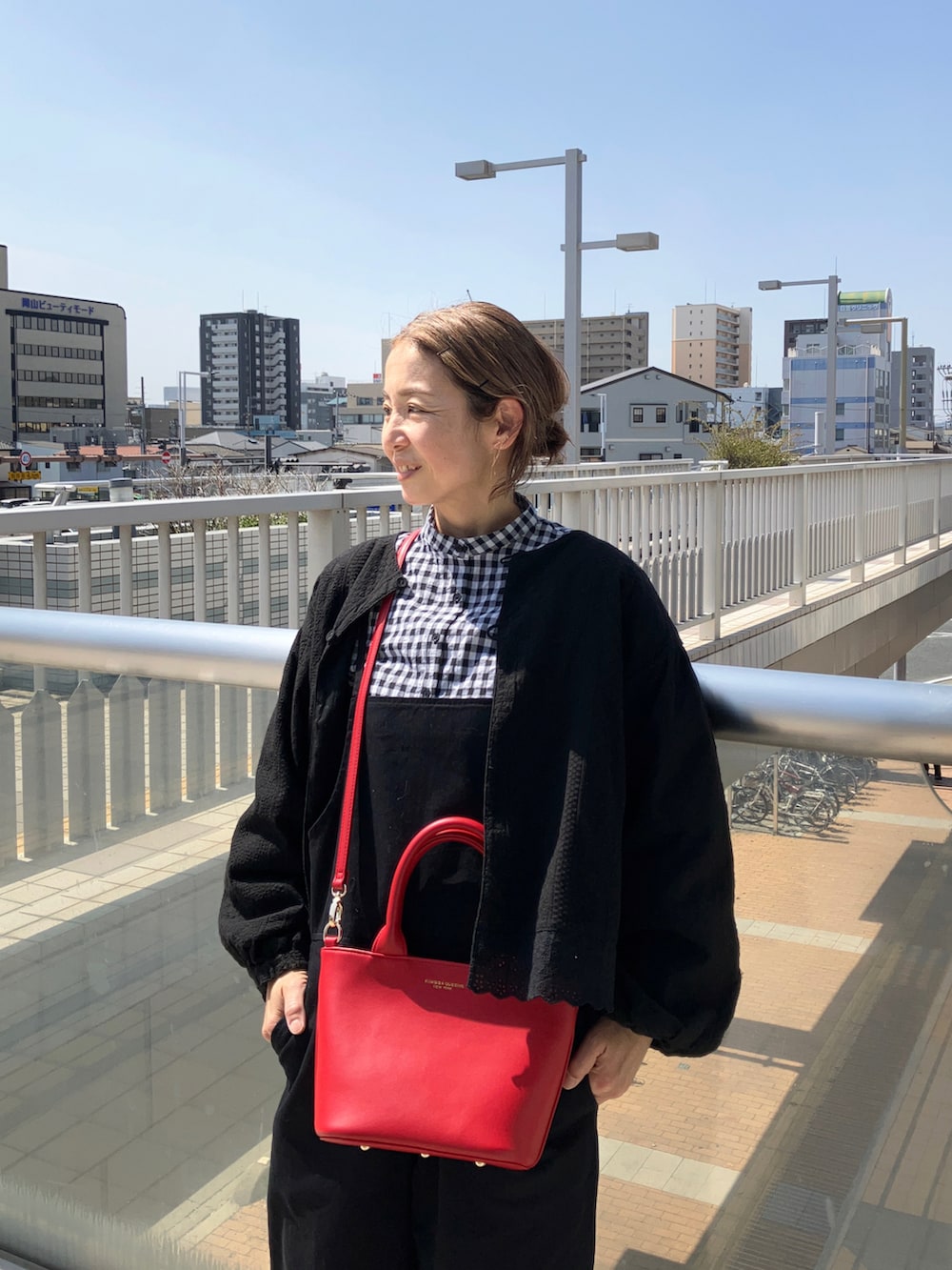 ブラック系のサロペット/オーバーオール、ブラック系のジャケット/アウター、ブラック系のシャツ/ブラウスを着用したレディースの春コーディネートの5枚目の写真