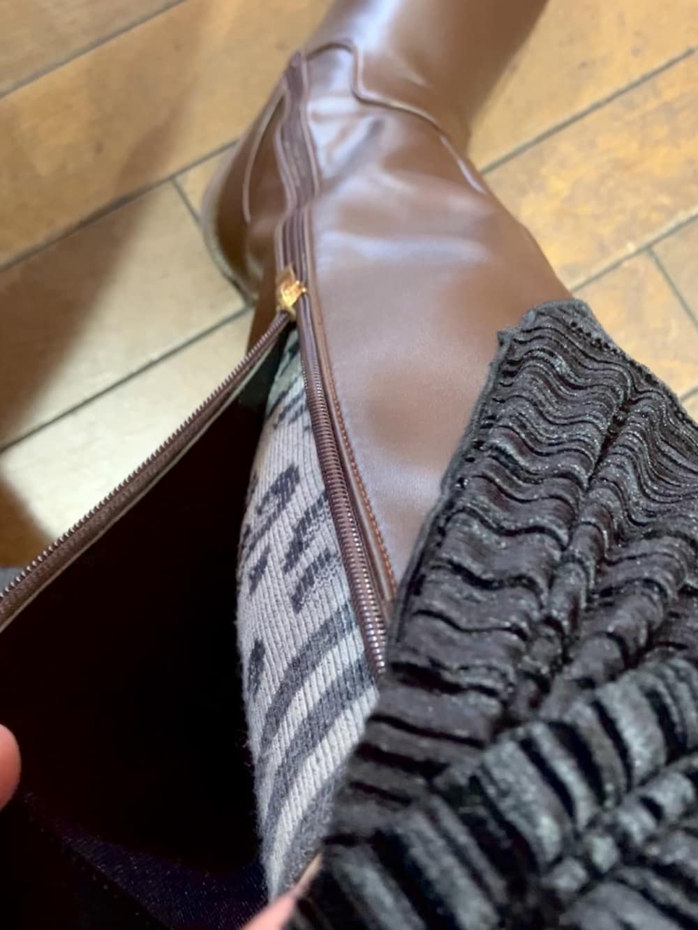 ブラック系のワンピース、ブラック系のバックパック/リュックを着用したレディースの秋コーディネートの5枚目の写真