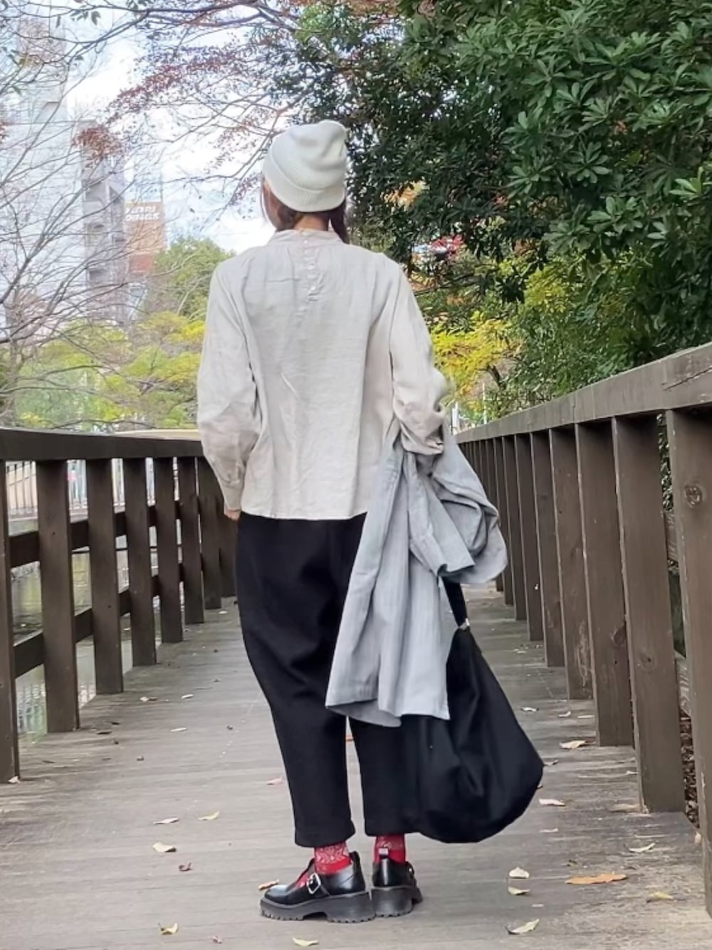 ブラック系のパンツ、ブラック系のジャケット/アウター、ベージュ系のシャツ/ブラウスを着用したレディースの冬コーディネートの2枚目の写真