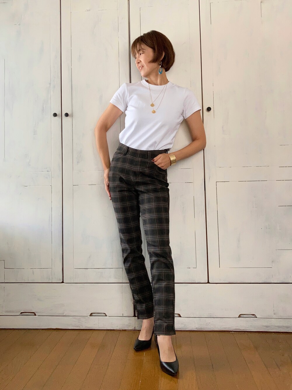 「ジャケット、スーツ、チェックパンツ、きちんとスタイル、白Tシャツ、着回しコーデ、参観日コーデ、美脚効果、懇談会、保護者会、面談、meirire、WHITE JOOLA、メイリールー、チェック」｜「WHITE JOOLAの【洗濯機で洗える♪オールシーズン着用出来る！2WAYストレッチで動きやすい♪】テーラードジャケット＆テーパードパンツ＆Aラインスカート3点セットスーツ（スーツセット、ブラック系）」を使った、まゆみんさん（レディース・160cm）の秋コーディネートの3枚目の写真