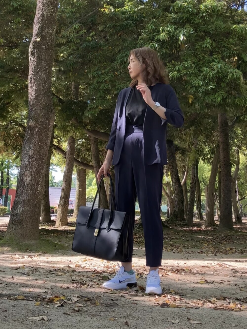 「お仕事コーデ、アラフィフ、40代ファッション」｜「Emilyanの【手洗いできるハイストレッチカルゼワッシャー】WEB限定！カラーレスジャケット＆テーパードパンツ/セットアップスーツ（スーツセット、ブルー系）」を使った、まゆみんさん（レディース・160cm）の春コーディネートの4枚目の写真