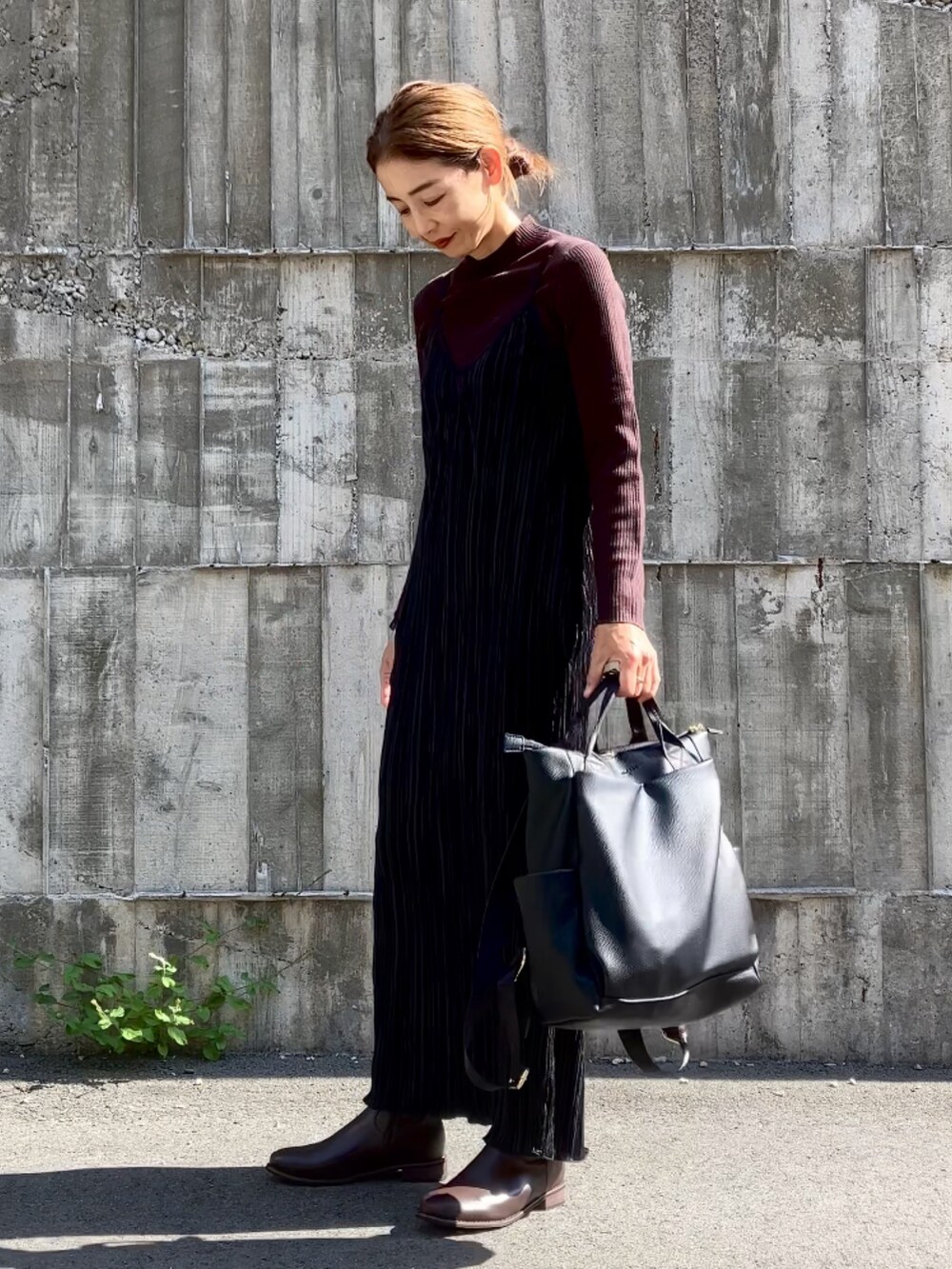 ブラック系のワンピース、ブラック系のバックパック/リュックを着用したレディースの秋コーディネートの4枚目の写真