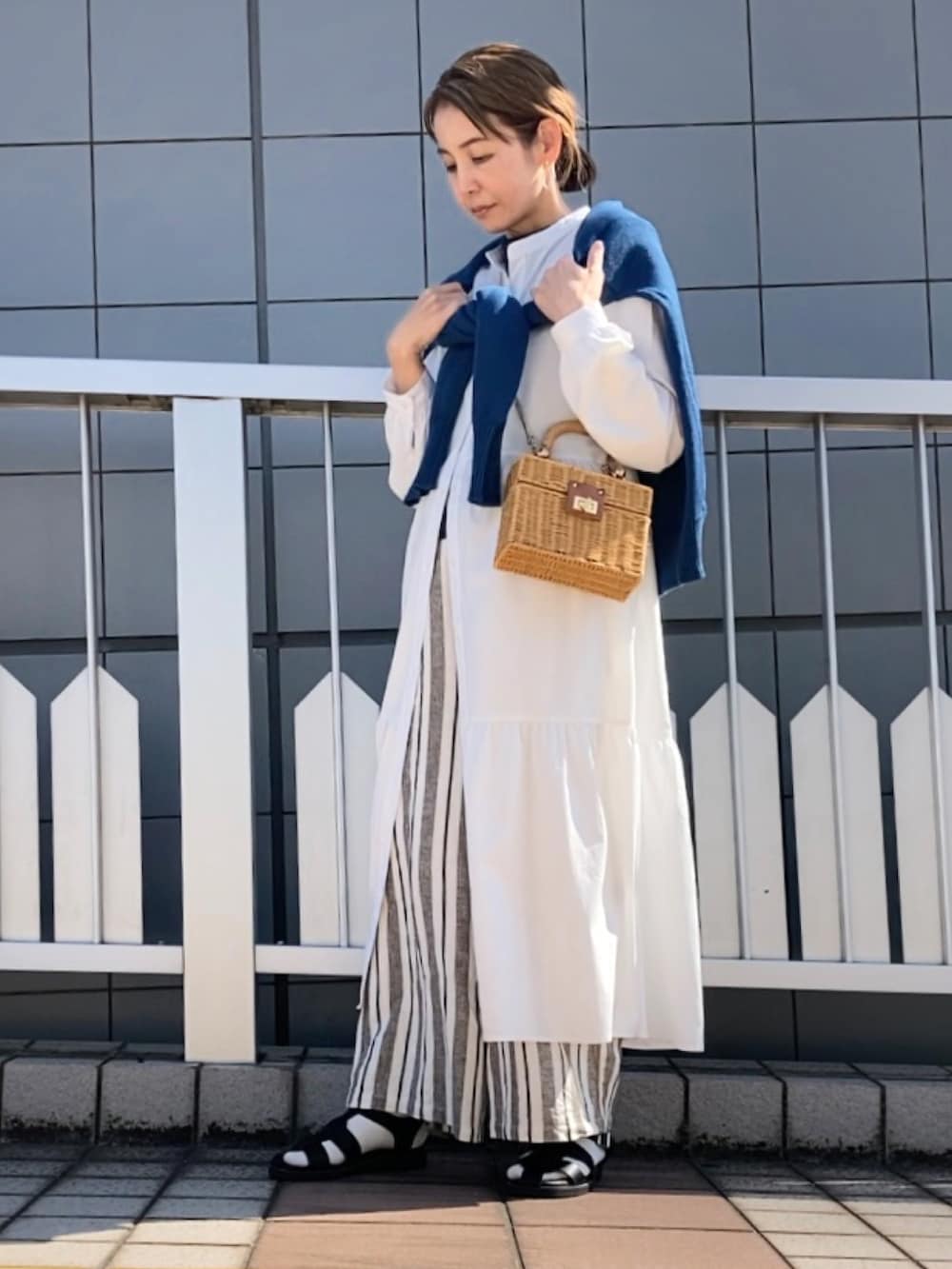 「オトナカジュアル、仕事コーデ、オフィスカジュアル、カーディガン、apretro、ワイドパンツ、リネンパンツ、ITEMS URBANRESEARCH、アイテムズアーバンリサーチ、レイヤードスタイル、かごバッグ、ティアードワンピース、GU」｜「ap retroのカラーVネックカーディガン（カーディガン/ボレロ、ブルー系）」を使った、まゆみんさん（レディース・160cm）の春コーディネートの2枚目の写真