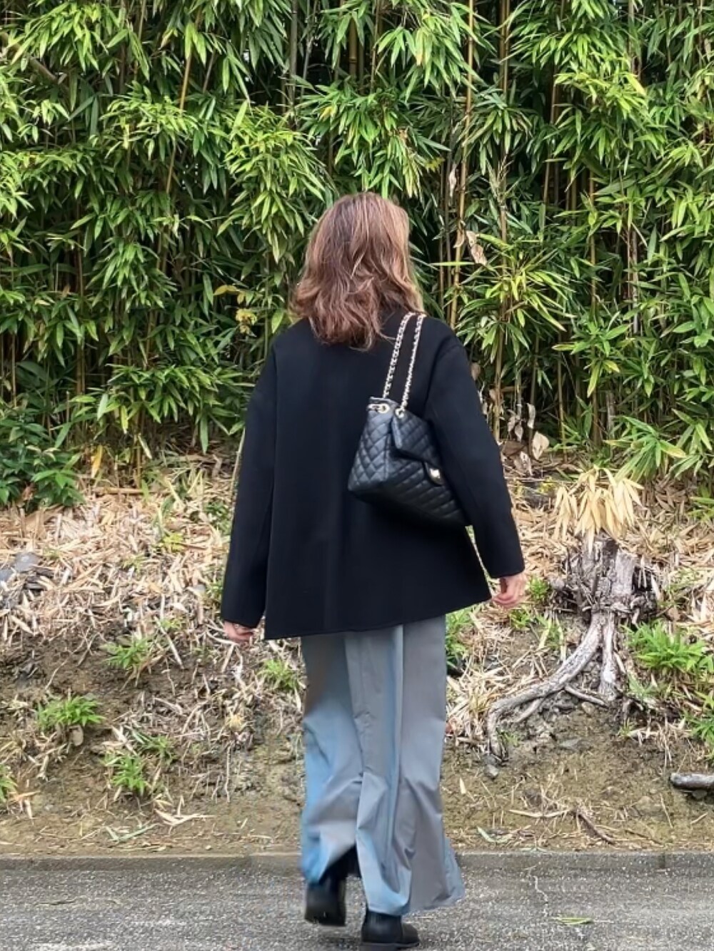 ブラック系のボストンバッグ、グレー系のスウェット、グリーン系のスカートを着用したレディースの冬コーディネートの4枚目の写真