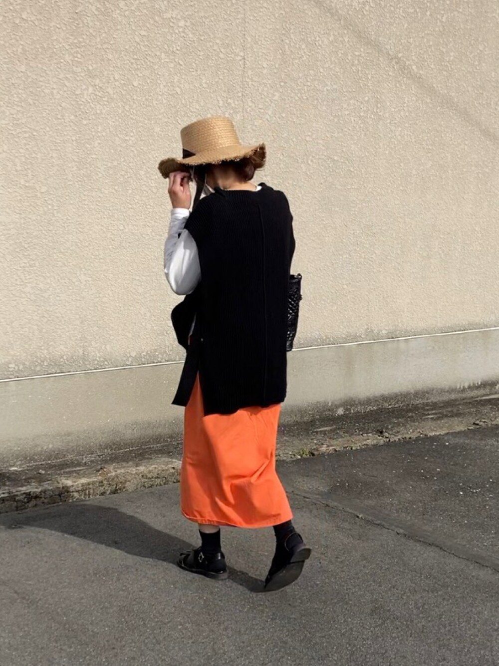 ベージュ系の帽子を着用したレディースの春コーディネートの2枚目の写真