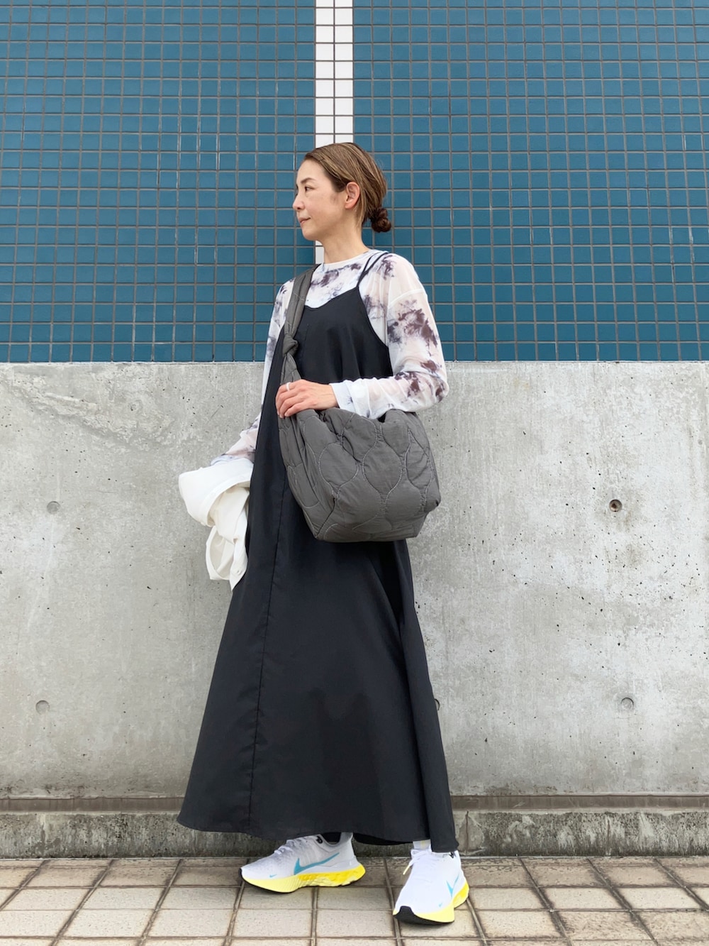 ホワイト系のシャツ/ブラウス、グレー系のその他トップス、ブラック系のワンピース/ドレスを着用したレディースの春コーディネートの4枚目の写真