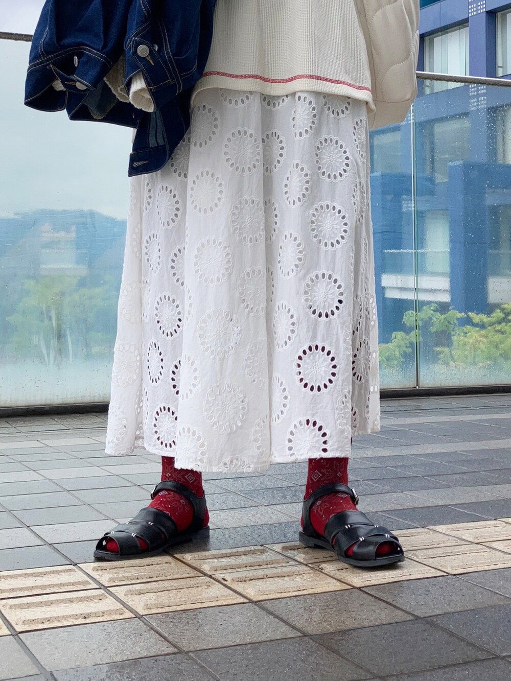 ホワイト系のTシャツ/カットソー、ブルー系のデニムジャケット、ホワイト系のワンピース/ドレスを着用したレディースの春コーディネートの3枚目の写真