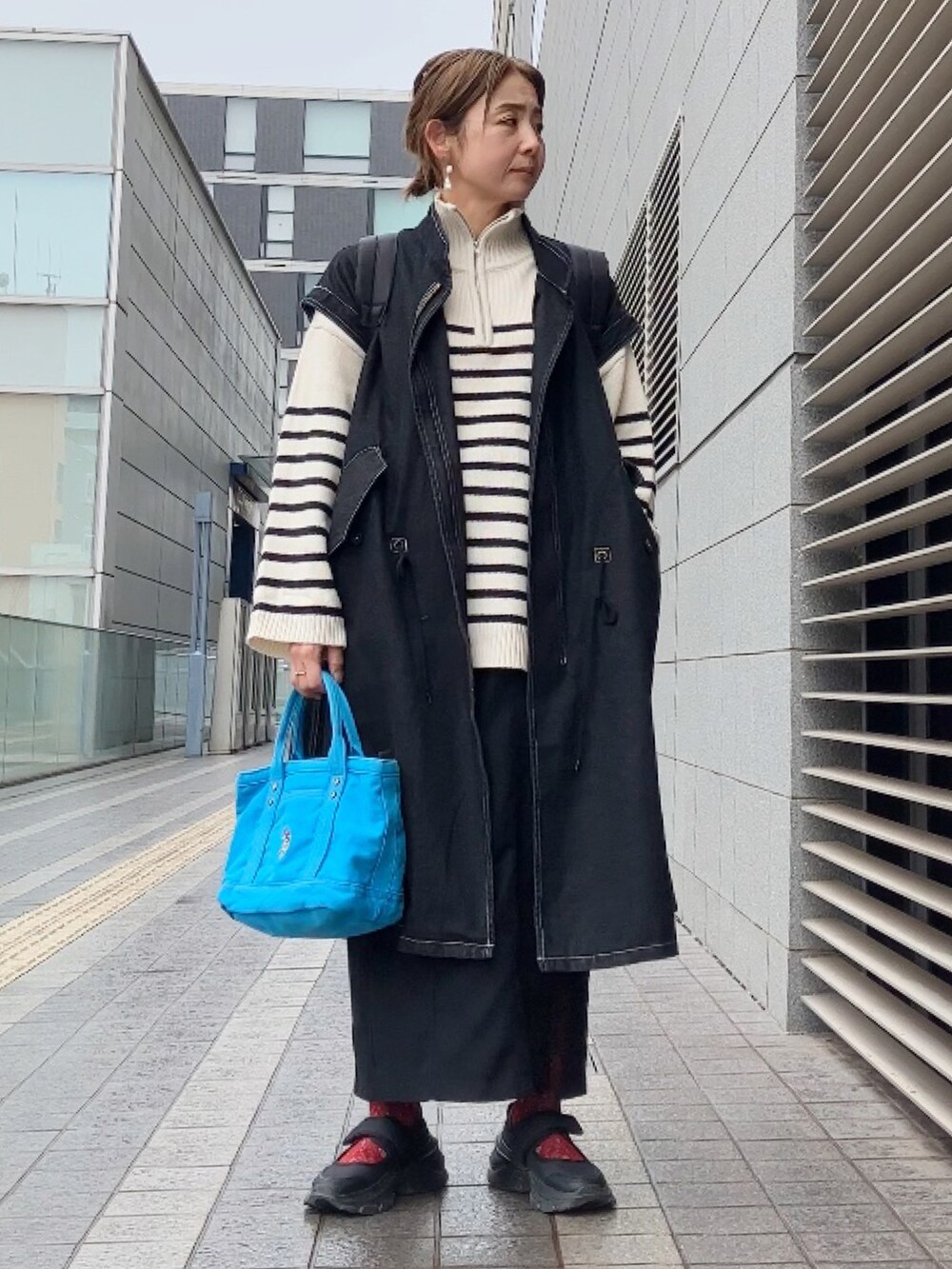 「モッズコート、ロングベスト、forksy.、フォルクシー、USポロ、デニムトートバッグ、トートバッグ、柄ソックス、Sockwell、ZARA、40代ファッション」|「forksy.の【forksy.】2WAYデニムモッズコート/ベスト(モッズコート、ブラック系)」を使った、まゆみんさん(レディース・160cm)の冬コーディネートの3枚目の写真