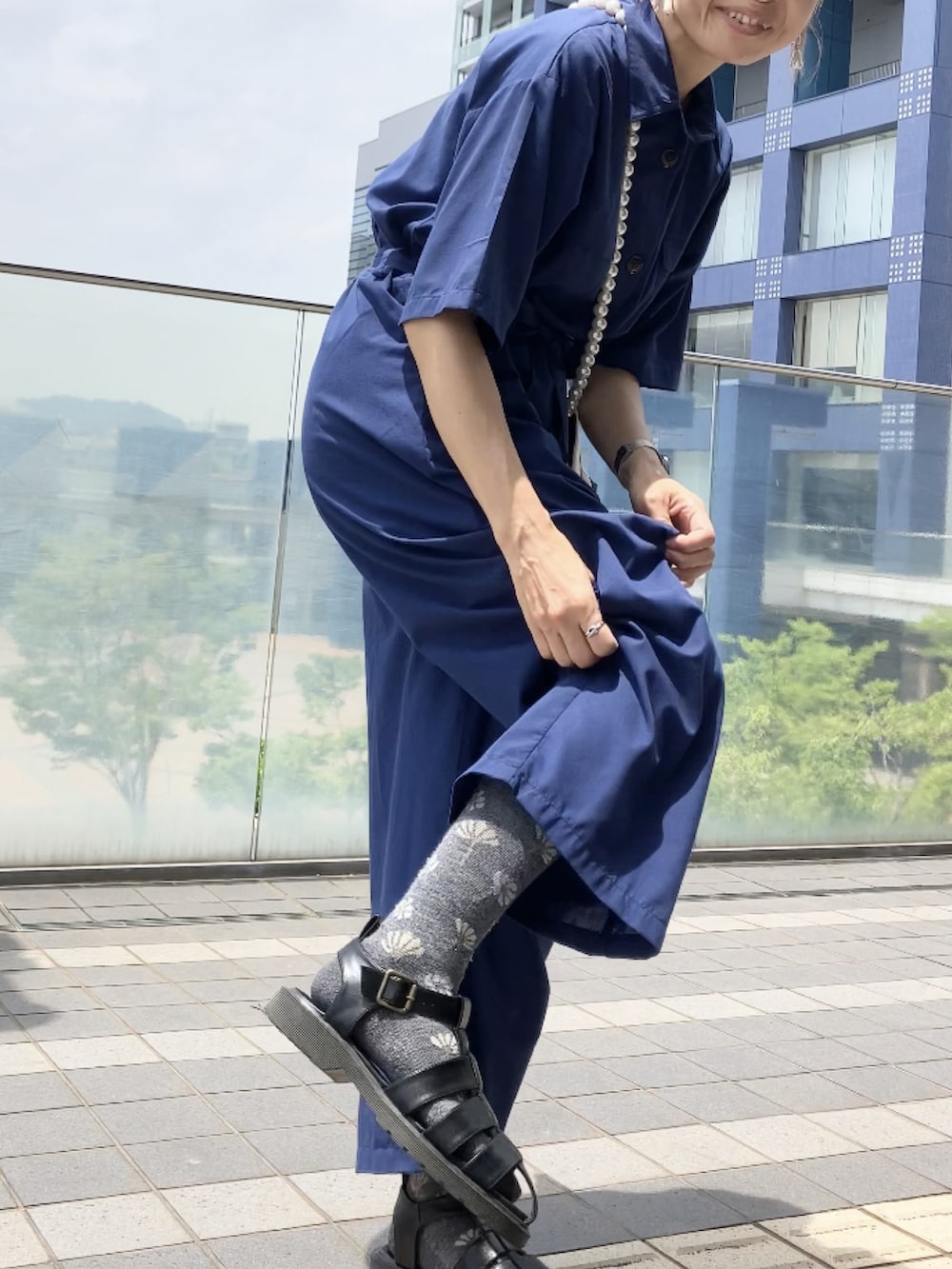 「つなぎ、オールインワン、お仕事コーデ、アラフィフ、40代ファッション」｜「Le temps richeのハーフスリーブオールインワン　＜Le temps riche＞（つなぎ/オールインワン、ブルー系）」を使った、まゆみんさん（レディース・160cm）の夏コーディネートの3枚目の写真