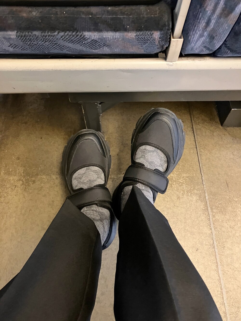 ブラック系のスーツセット、ブラック系のシャツ/ブラウス、ブラック系のシューズを着用したレディースの春コーディネートの3枚目の写真