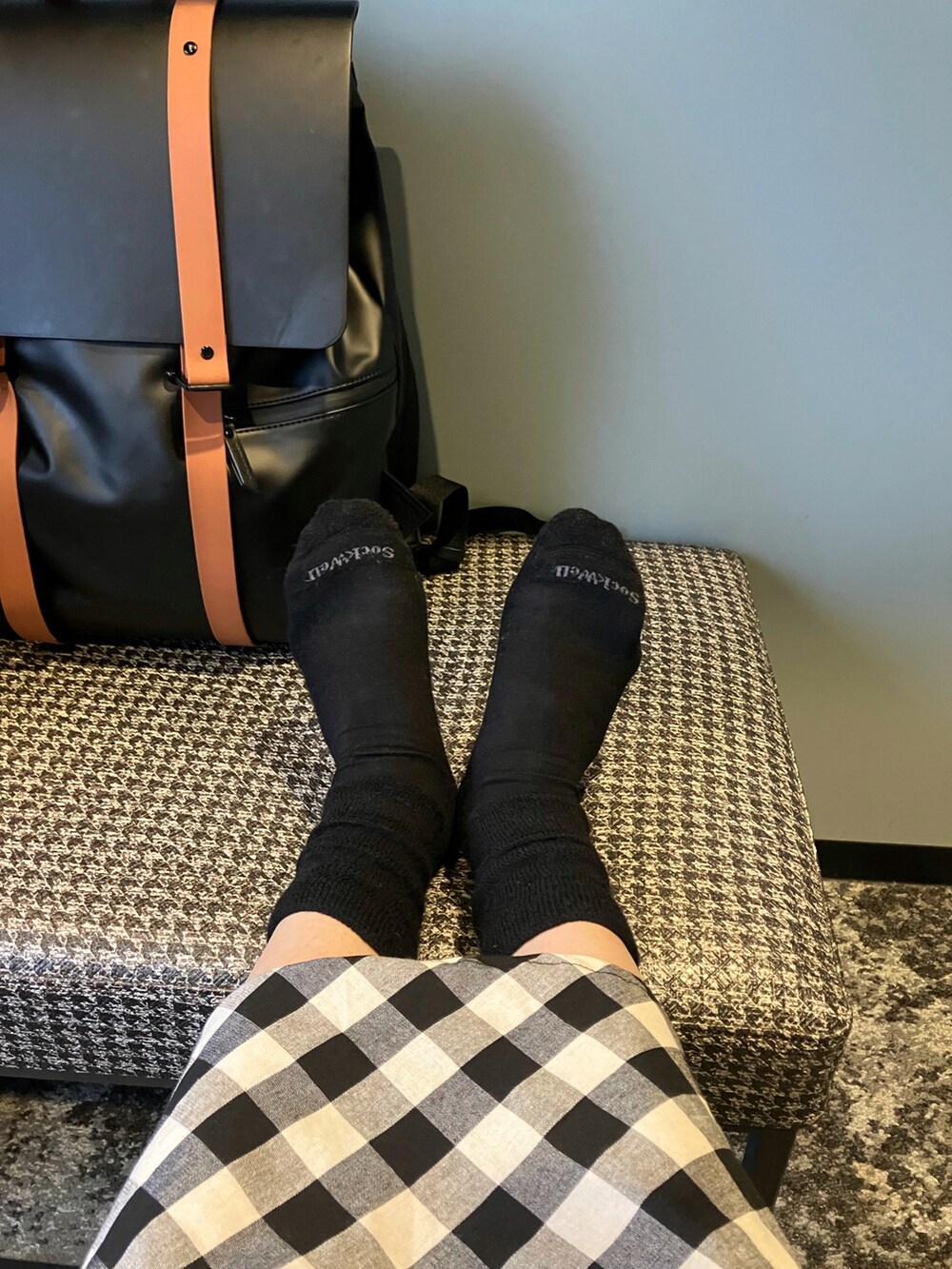 ブラック系のワンピース、ブラック系のスーツセット、ブラウン系のバックパック/リュックを着用したレディースの春コーディネートの2枚目の写真