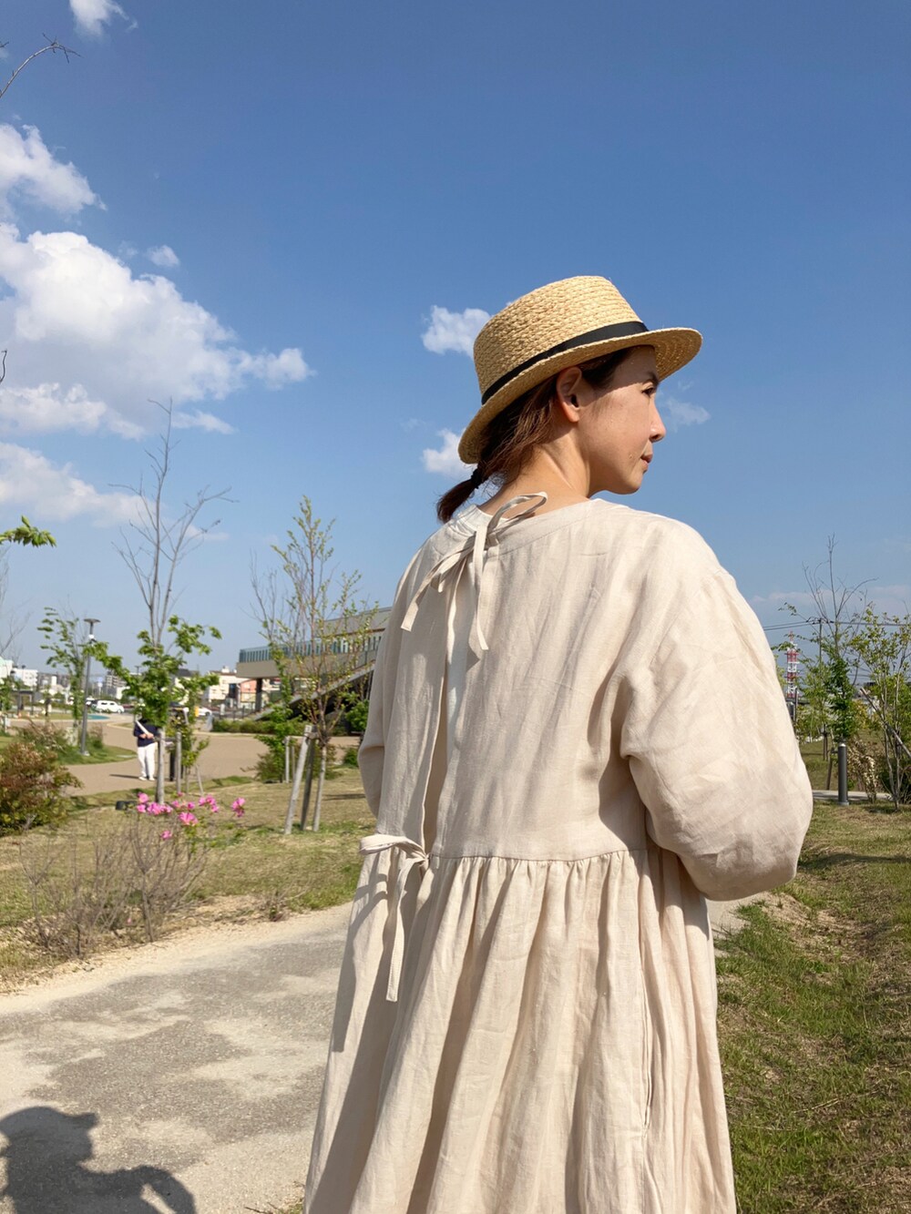 ホワイト系のTシャツ/カットソー、ホワイト系のワンピース/ドレス、ベージュ系のバッグを着用したレディースの春コーディネートの5枚目の写真