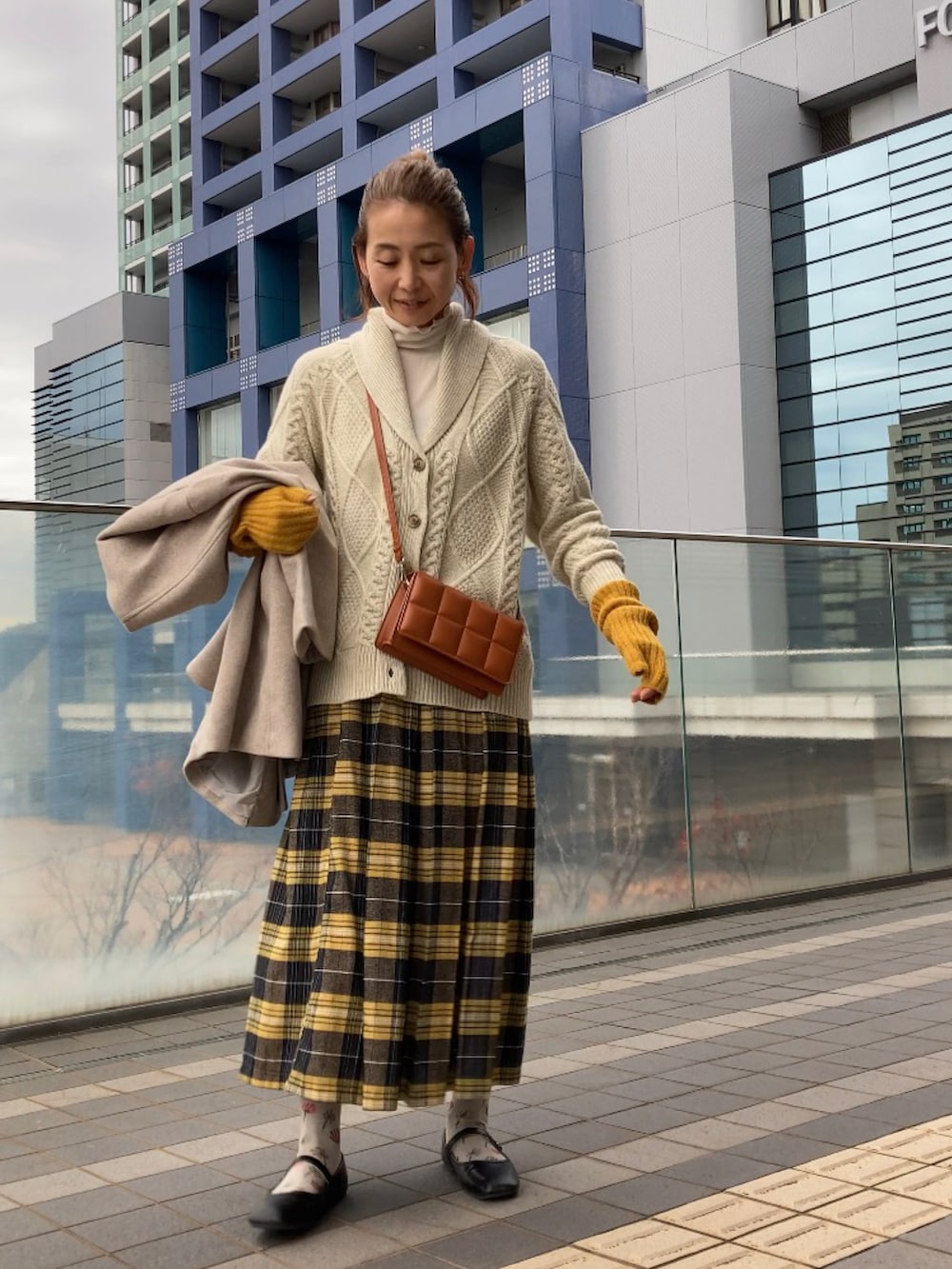 「大人カジュアル、ウール、ショールカラー、カーティガン、クレアデリス、Crea delice、柄ソックス、ウールソックス、Sockwell、ソックウェル、柄オン柄」|「ap retroのノーカラーVネックミディコート(ノーカラーコート、ベージュ系)」を使った、まゆみんさん(レディース・160cm)の冬コーディネートの3枚目の写真