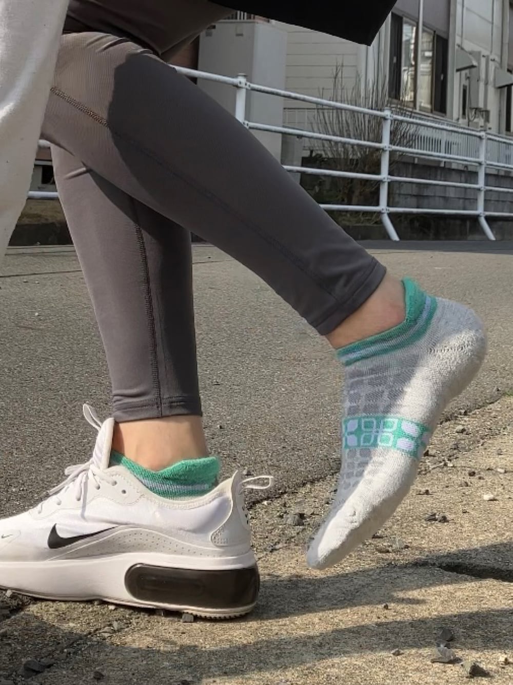 ブラック系のその他パンツ、グリーン系のソックス/靴下、パープル系のソックス/靴下を着用したレディースの春コーディネートの3枚目の写真