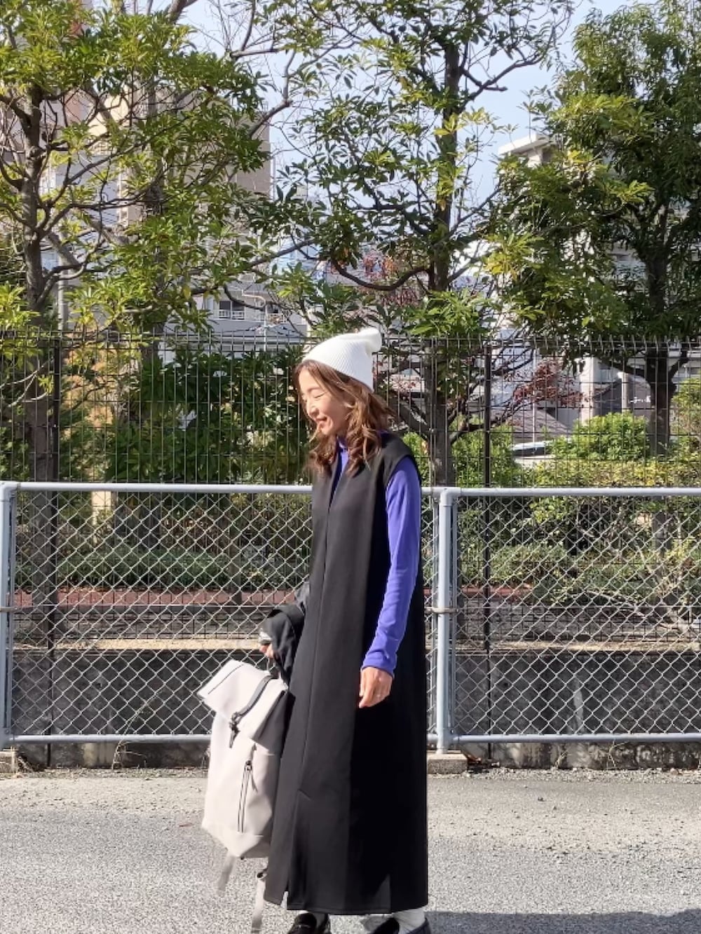 ブラック系のブルゾン、ブラック系のジャンパースカート、ブラック系のローファーを着用したレディースの冬コーディネートの5枚目の写真