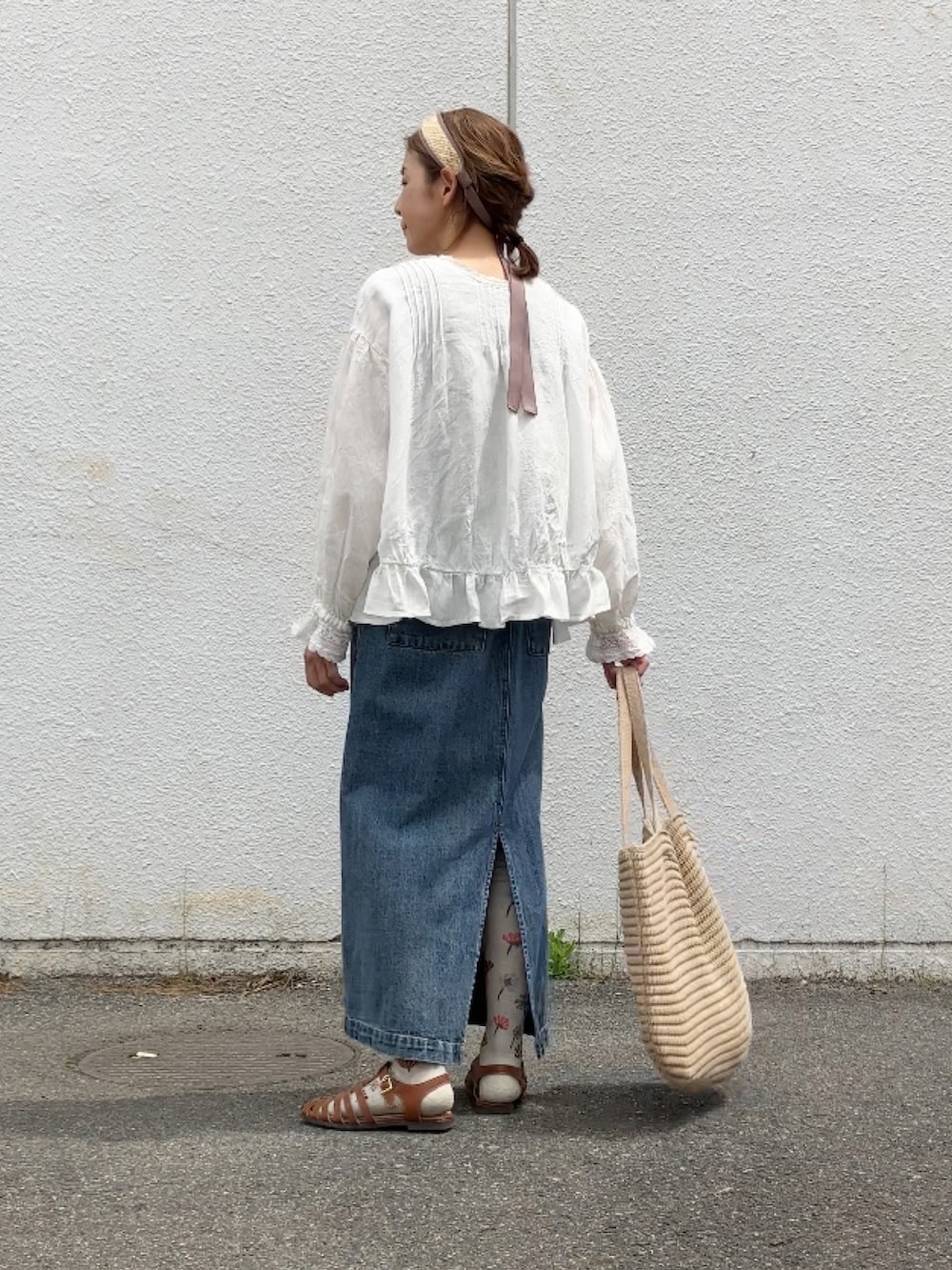 ブルー系のサロペット/オーバーオール、ホワイト系のシャツ/ブラウス、ブラウン系のサンダルを着用したレディースの春コーディネートの2枚目の写真